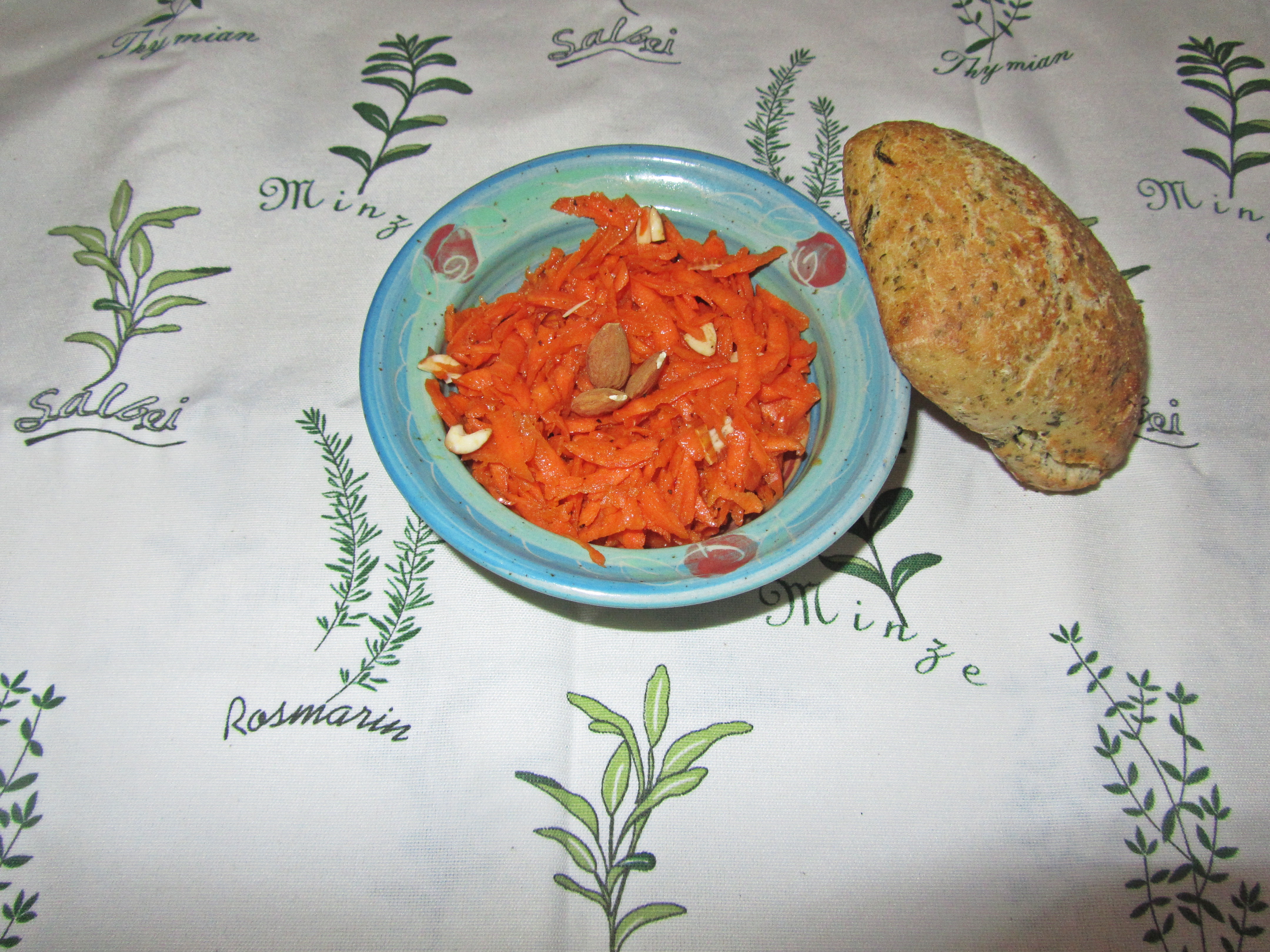 Fertiger Karotten-Salat mit Mandeln