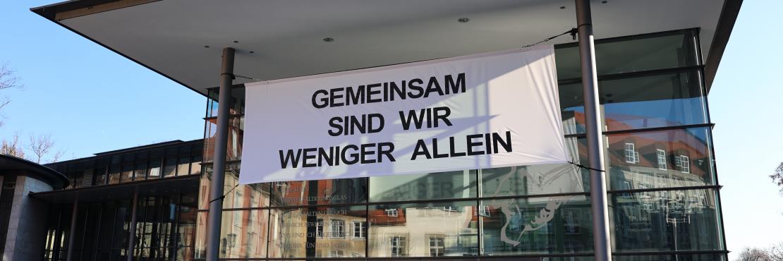 Banner "Gemeinsam sind wir weniger allein"