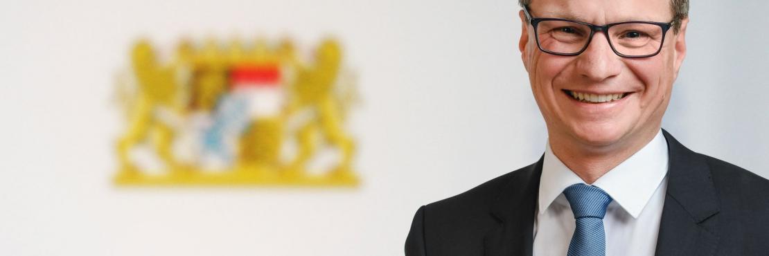 Wissenschaftsminister Bernd Sibler informiert sich an der Universität Bamberg über die interdisziplinäre Forschung zur Künstlichen Intelligenz
